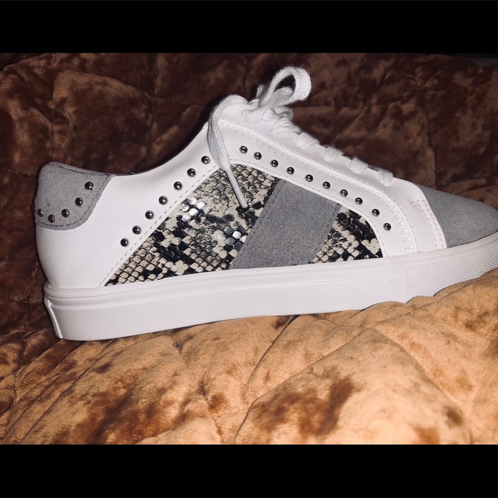 Brand new and never worn. Wrong size.